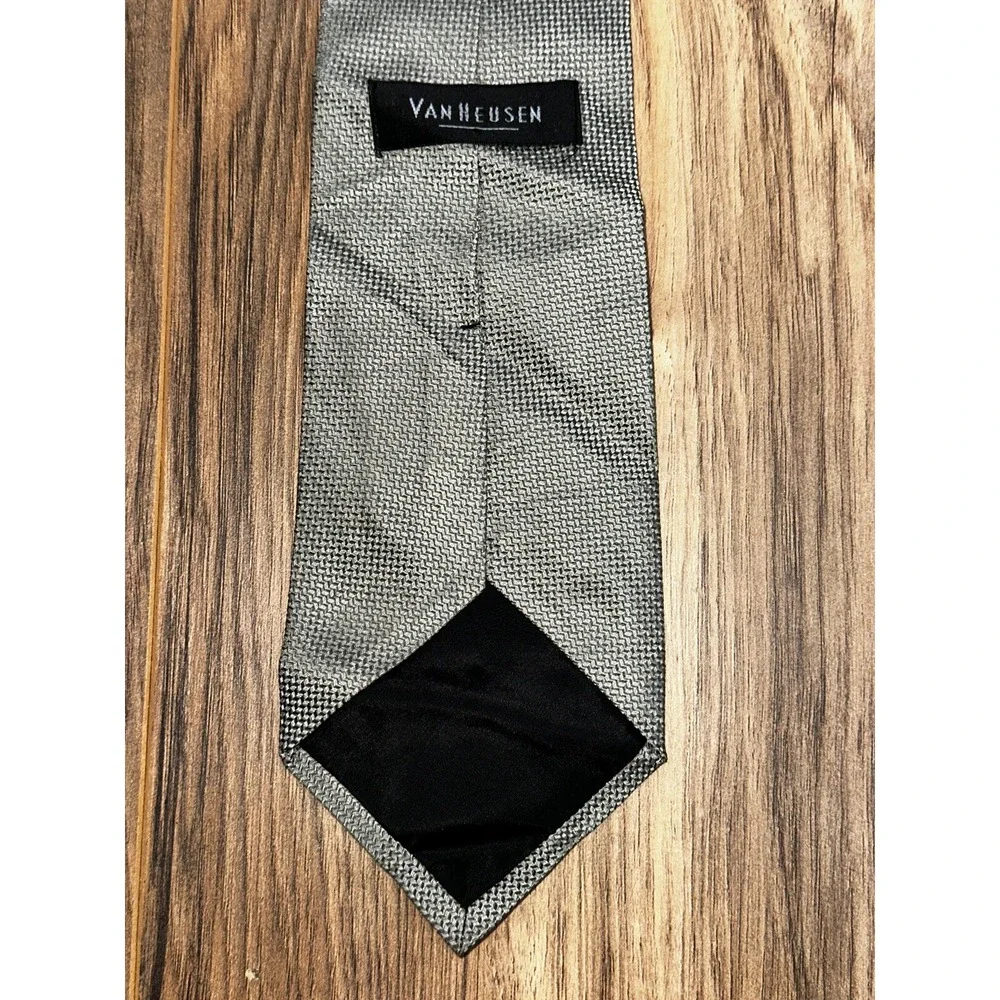 Van‎ Heusen Men's Neck Tie 100% Silk RN 43170
